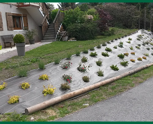 Toile de paillage et plantation par Destaing Paysagiste à Aime