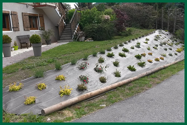 Toile de paillage et plantation par Destaing Paysagiste à Aime