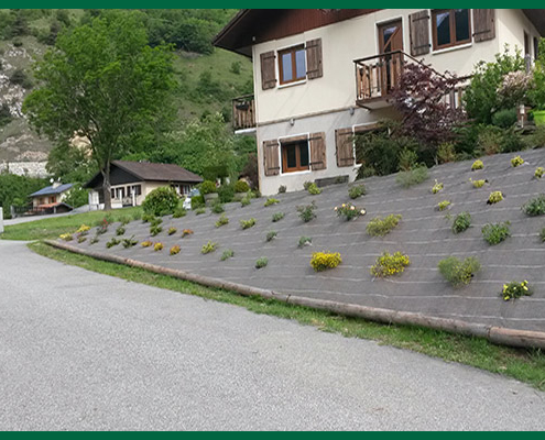 Toile de paillage et plantation par Destaing Paysagiste à Aime