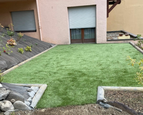 Gazon synthetique et plantation