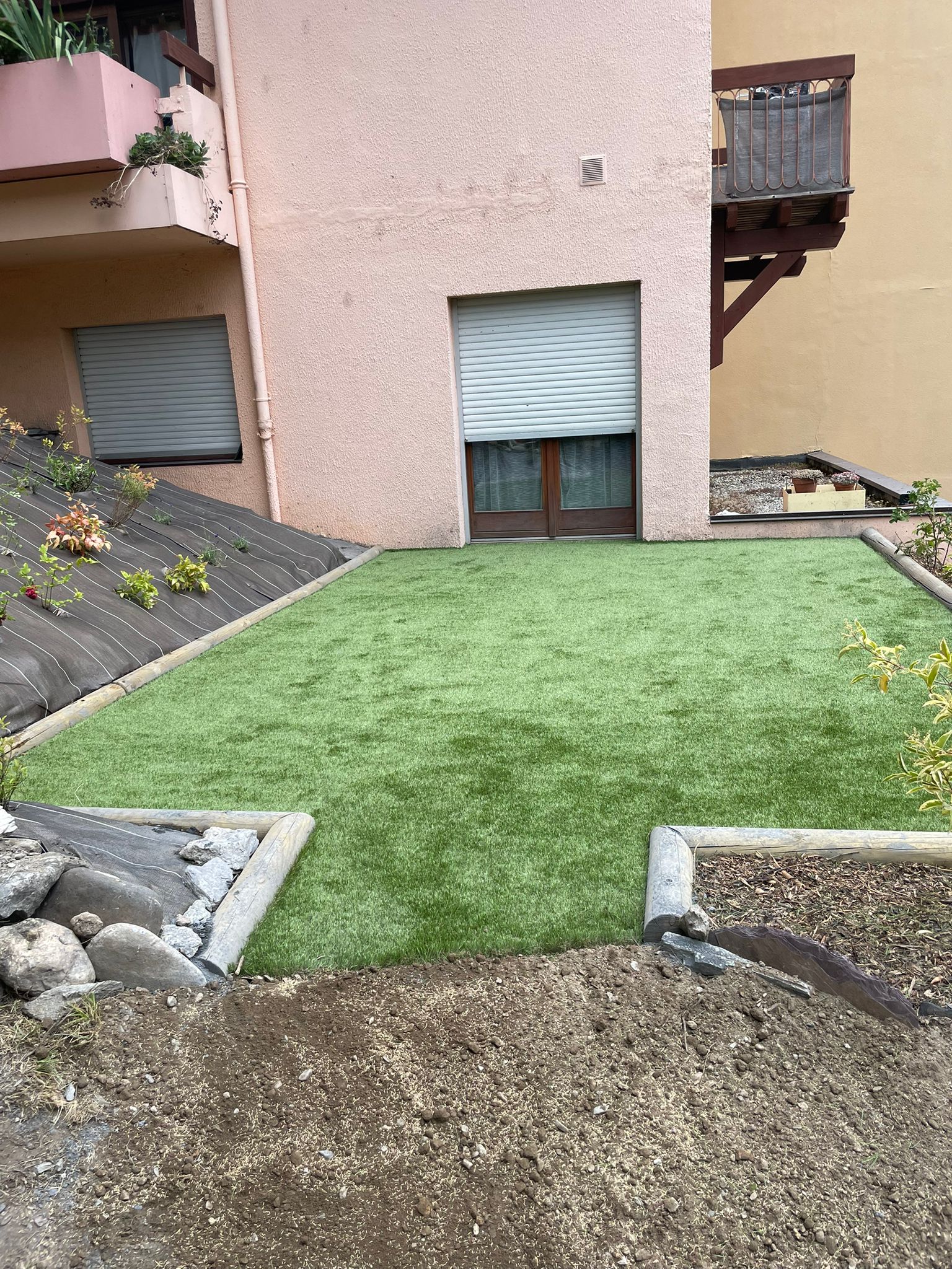 Gazon synthetique et plantation