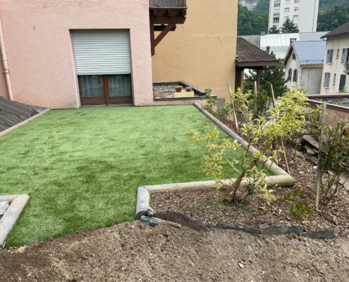 Gazon synthetique et plantation