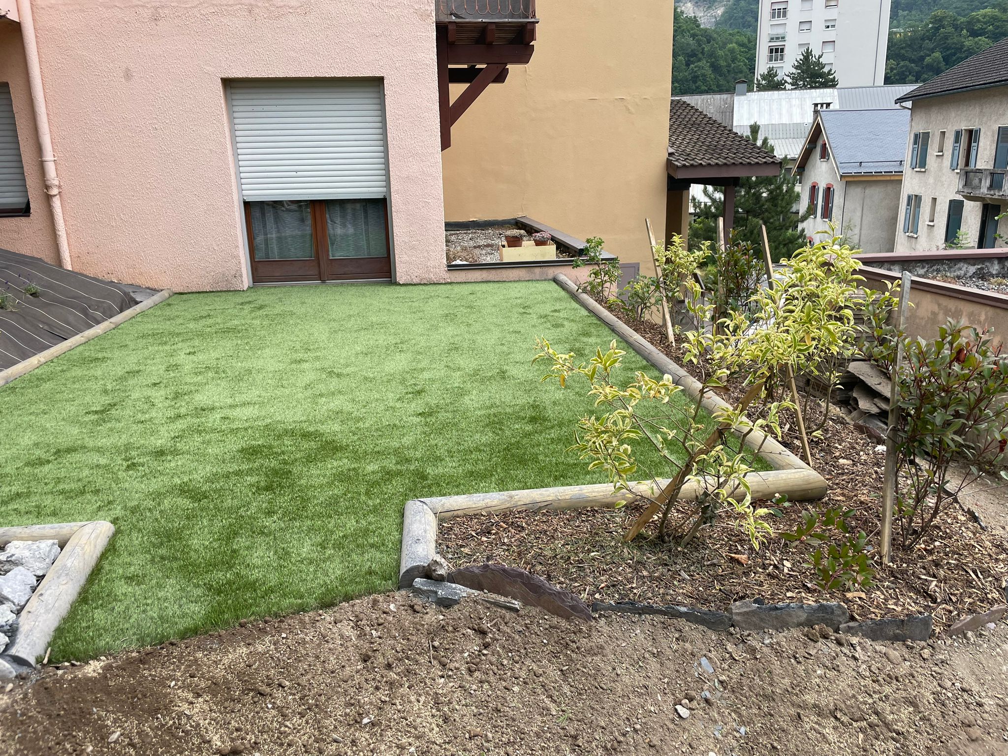 Gazon synthetique et plantation